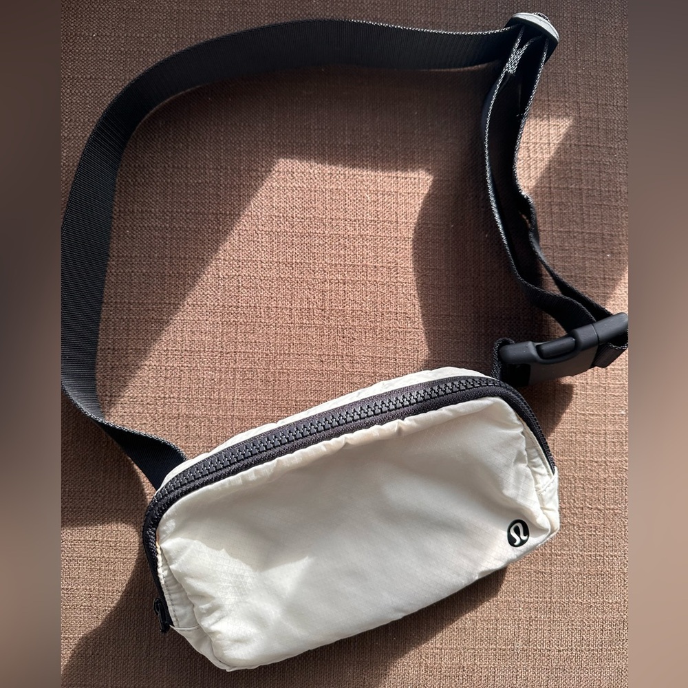 OG Lululemon Everywhere Belt Bag *1L in White Opal/Black - Picture 3 of 9
